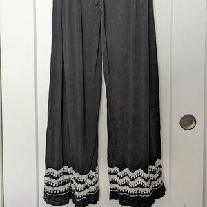 ✨ POL Black & White Flare Wide-Leg Pants (Size S, fits S–M) 🖤🤍👖